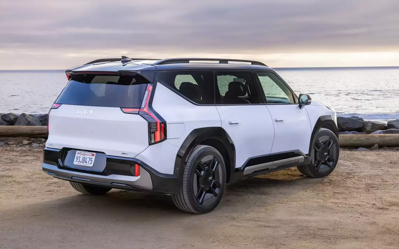 Kia обновила EV9: богатое оснащение и бесплатный овербуст