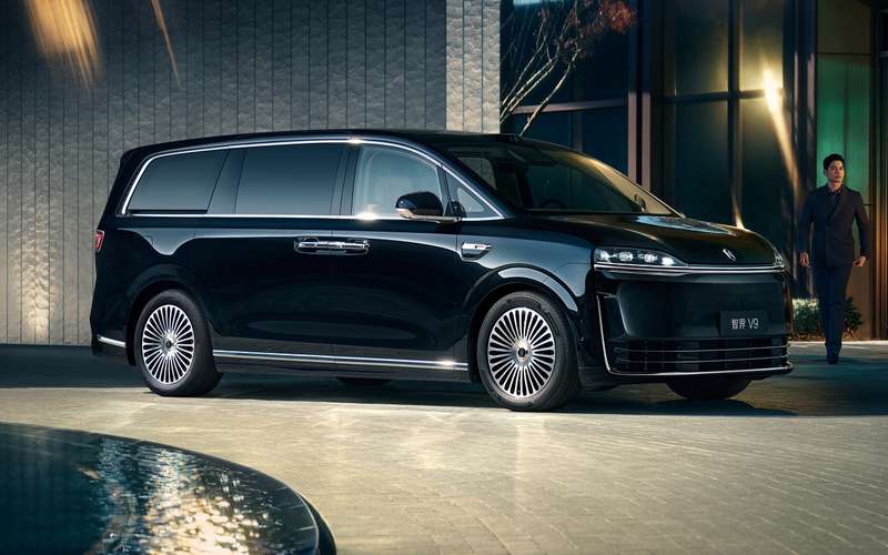 Минивэн Luxeed V9 начнут поставлять в Россию по параллельному импорту