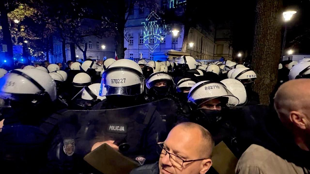 Президент Польши с трудом вошёл в здание Конституционного суда на фоне кризиса