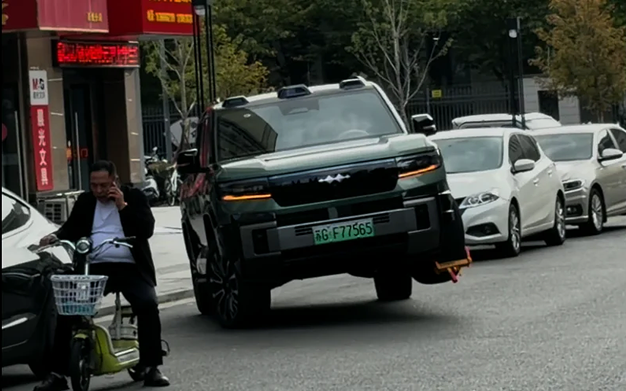 BYD Fang Cheng Bao 8 заметили на улице на трех колесах