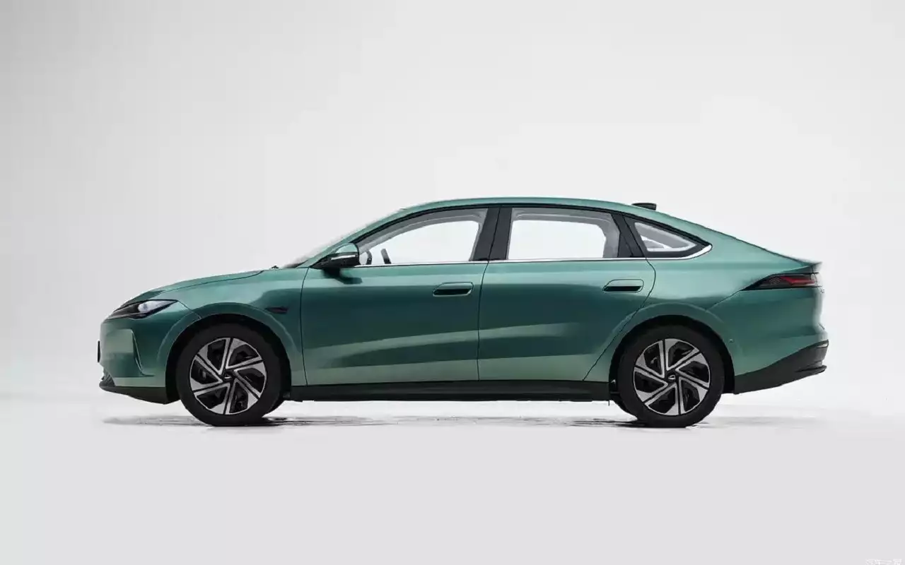В Китае начались продажи электрического седана Jetta M6