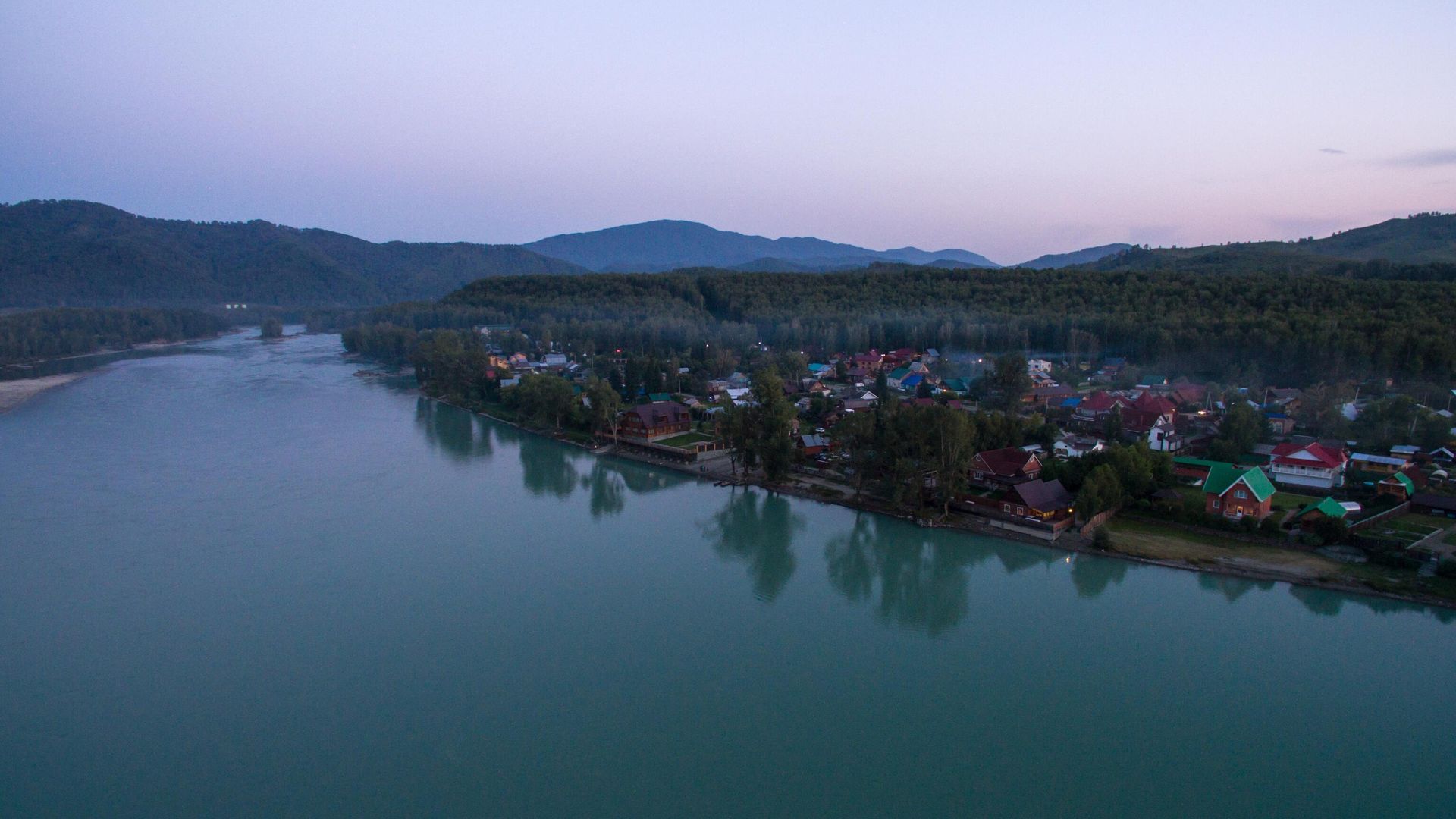 В Туапсе двух мужчин унесло в море во время шторма