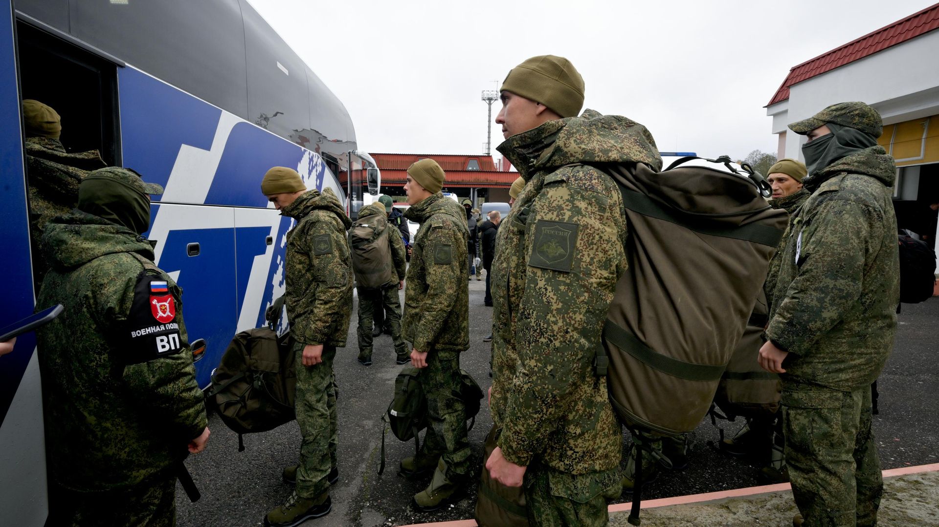 Возвращённые из плена российские военнослужащие прибыли в Подмосковье