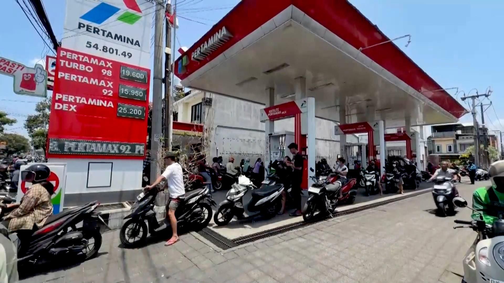 Туристы на Бали начали раньше уезжать из отелей из-за нехватки топлива