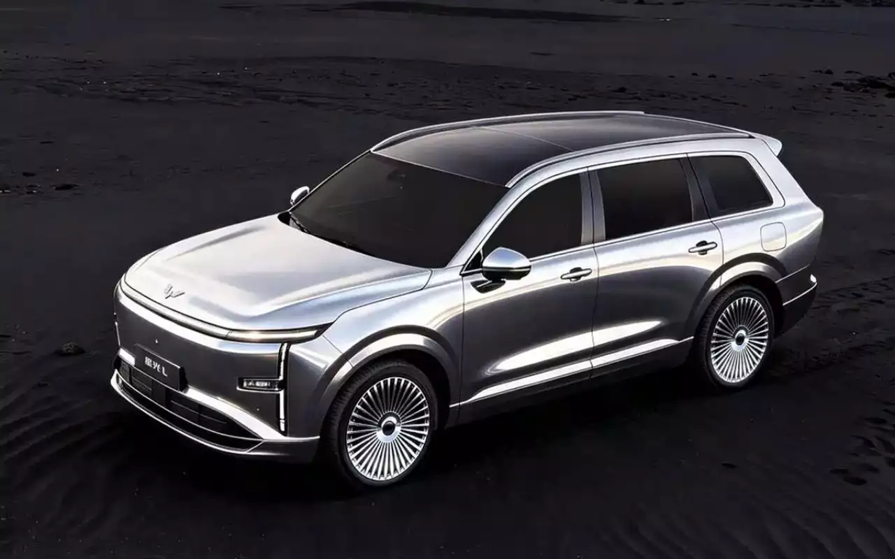 Кроссовер Wuling Starlight L получил кузов, полностью покрытый хромом