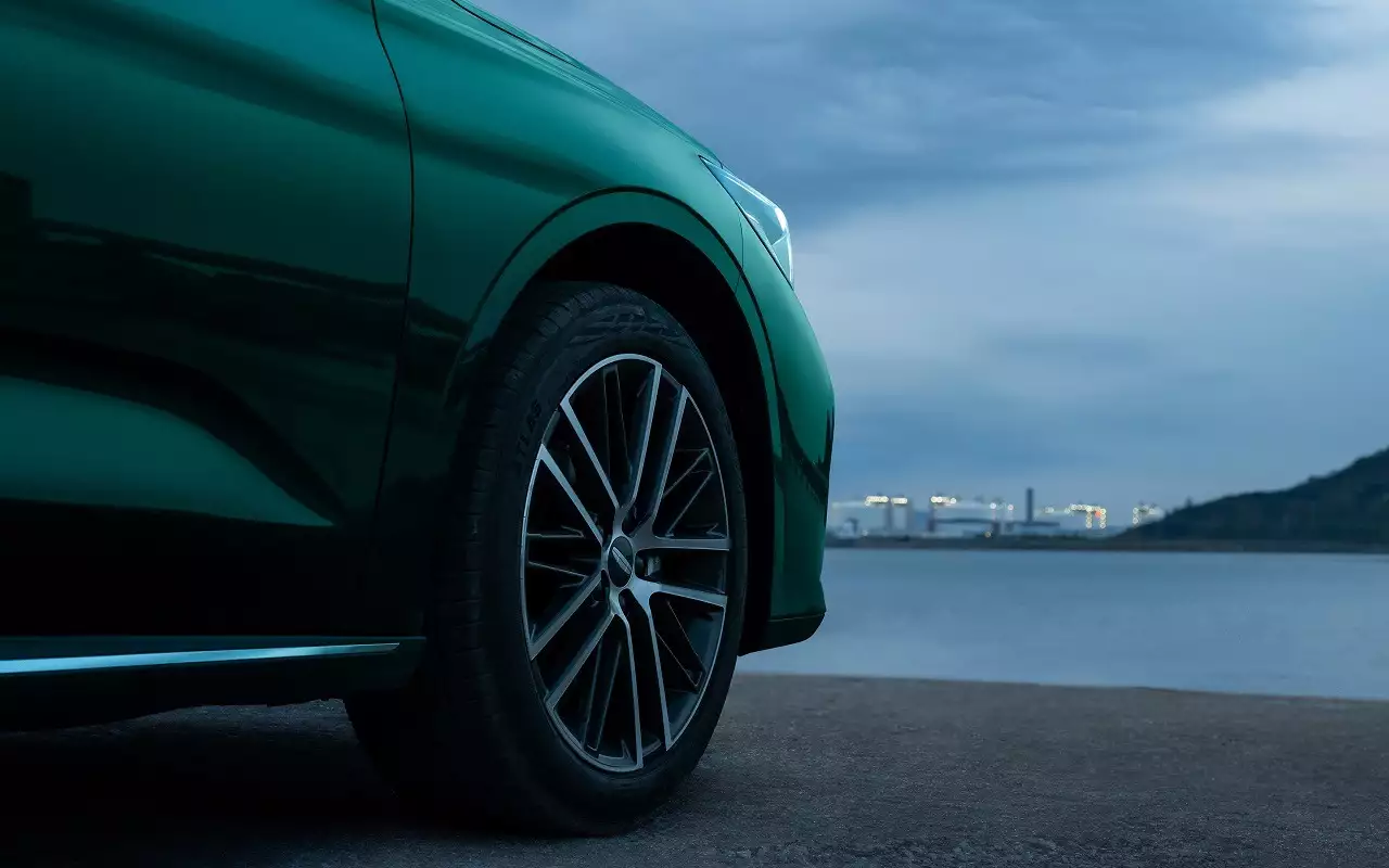 Обновленный Geely Emgrand получил новый экран и расширенное оснащение