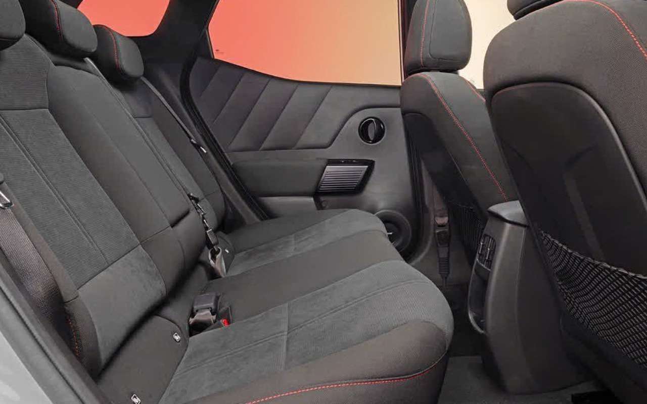 Hyundai Bayon стал крупнее и получил гибридную версию