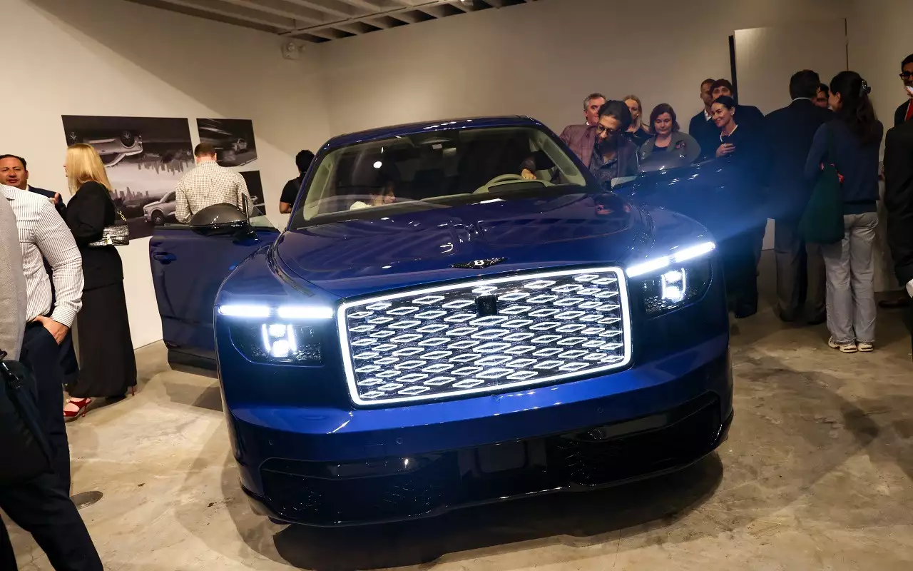 Bentley показала в Нью-Йорке электрический Torcal и светящийся Flying Spur