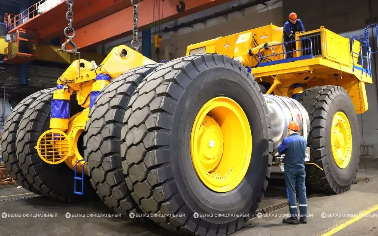 В Кузбасс поставят 15 карьерных самосвалов БелАЗ на СПГ