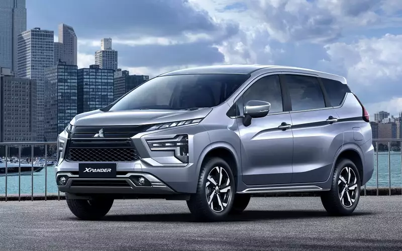 Mitsubishi Xpander начали привозить в Россию из ОАЭ по цене от 2,4 млн рублей