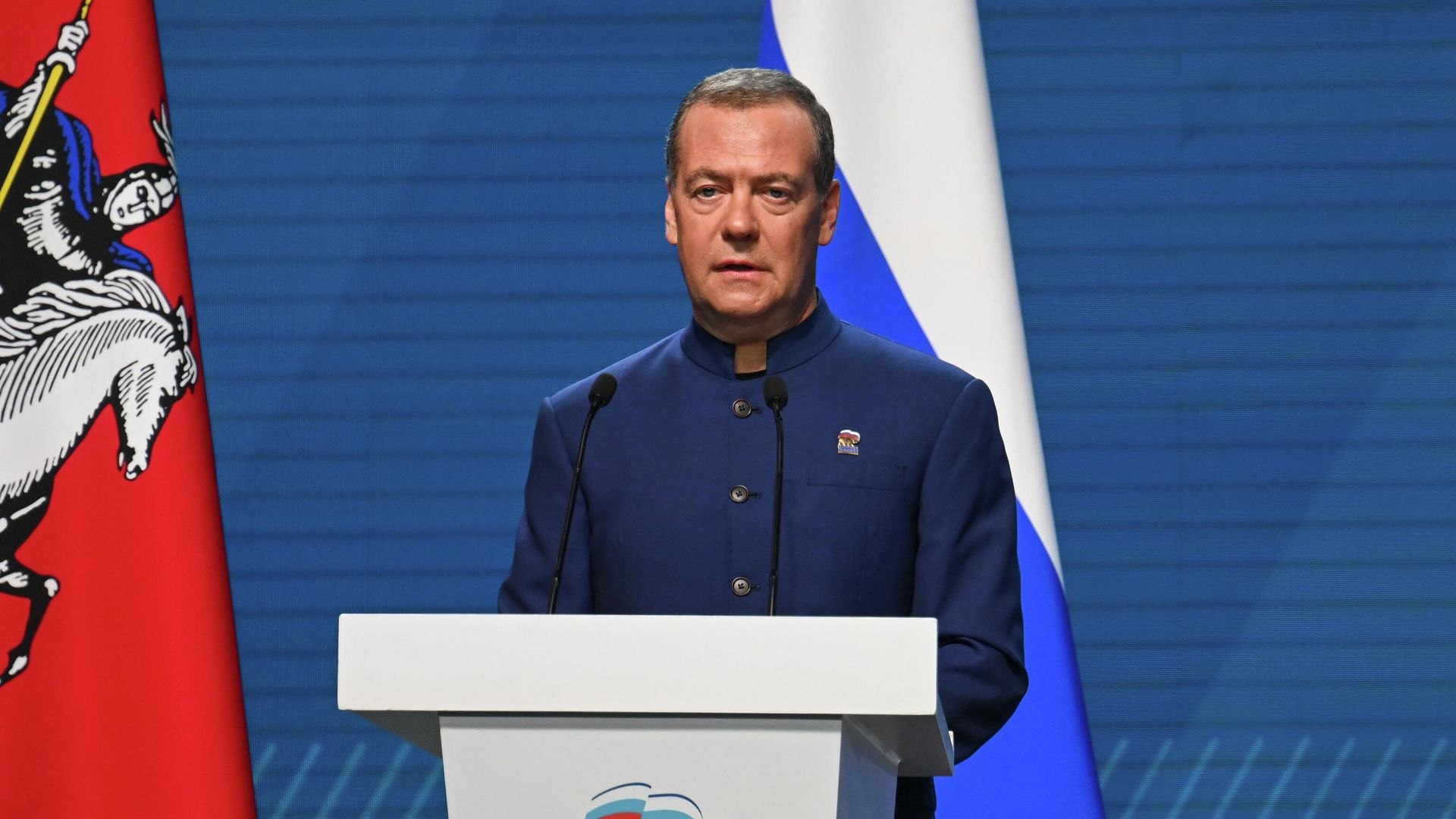 Медведев заявил, что Трамп считает Зеленского препятствием для мира