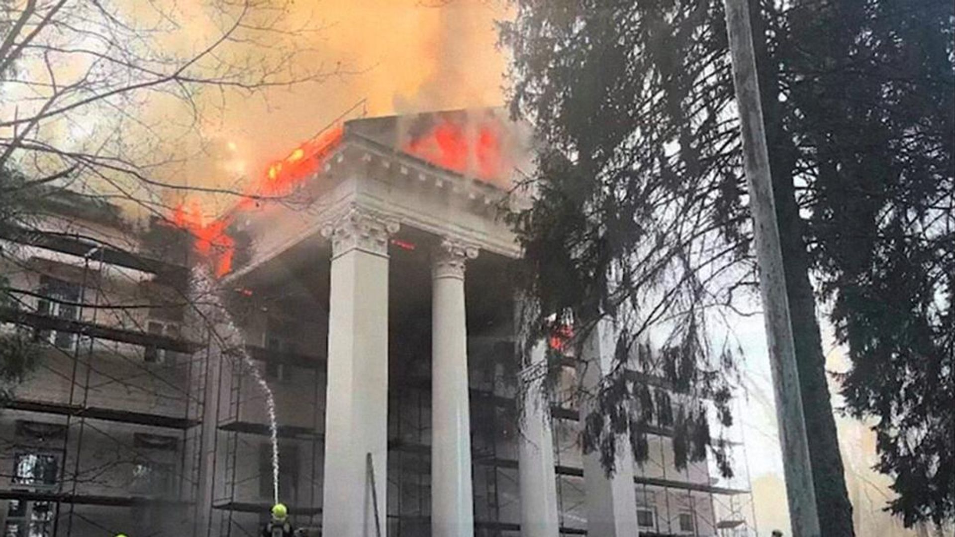 Двое спасателей пострадали при пожаре в московском санатории «Узкое»