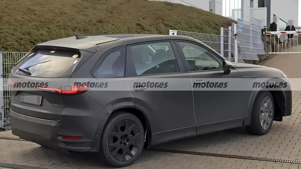 У Нюрбургринга заметили загадочный кроссовер, похожий на Mazda CX-90