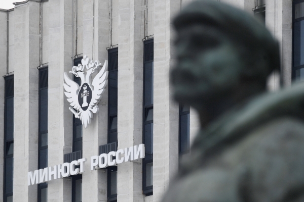 Минюст признал иноагентами Максима Курникова и Елену Шувалову