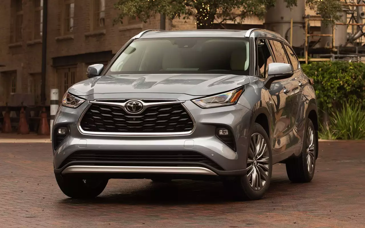 Toyota Highlander вернулся в Россию: цены и комплектации