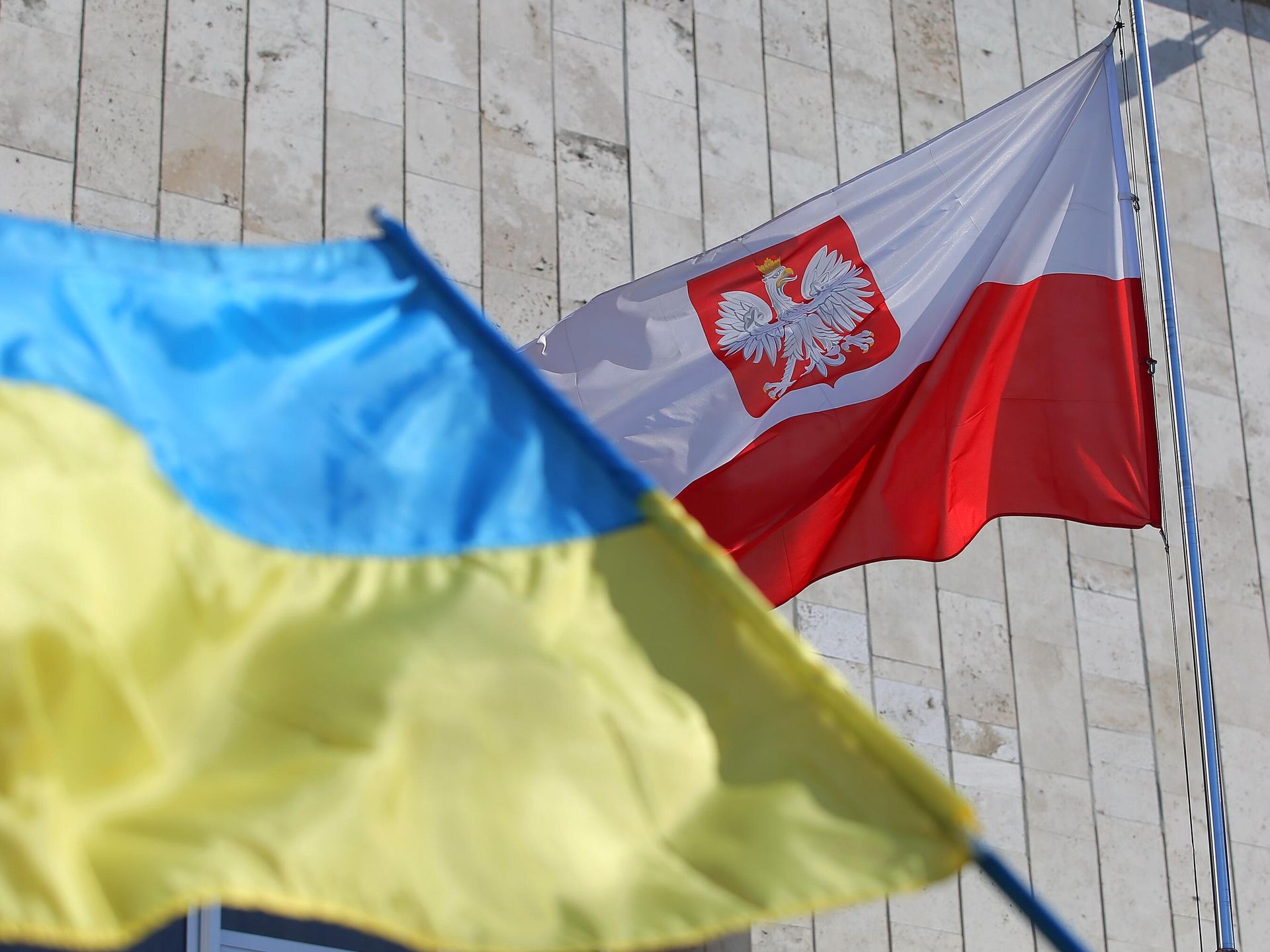 УНИАН: польские пограничники начали проверять галереи телефонов у граждан Украины