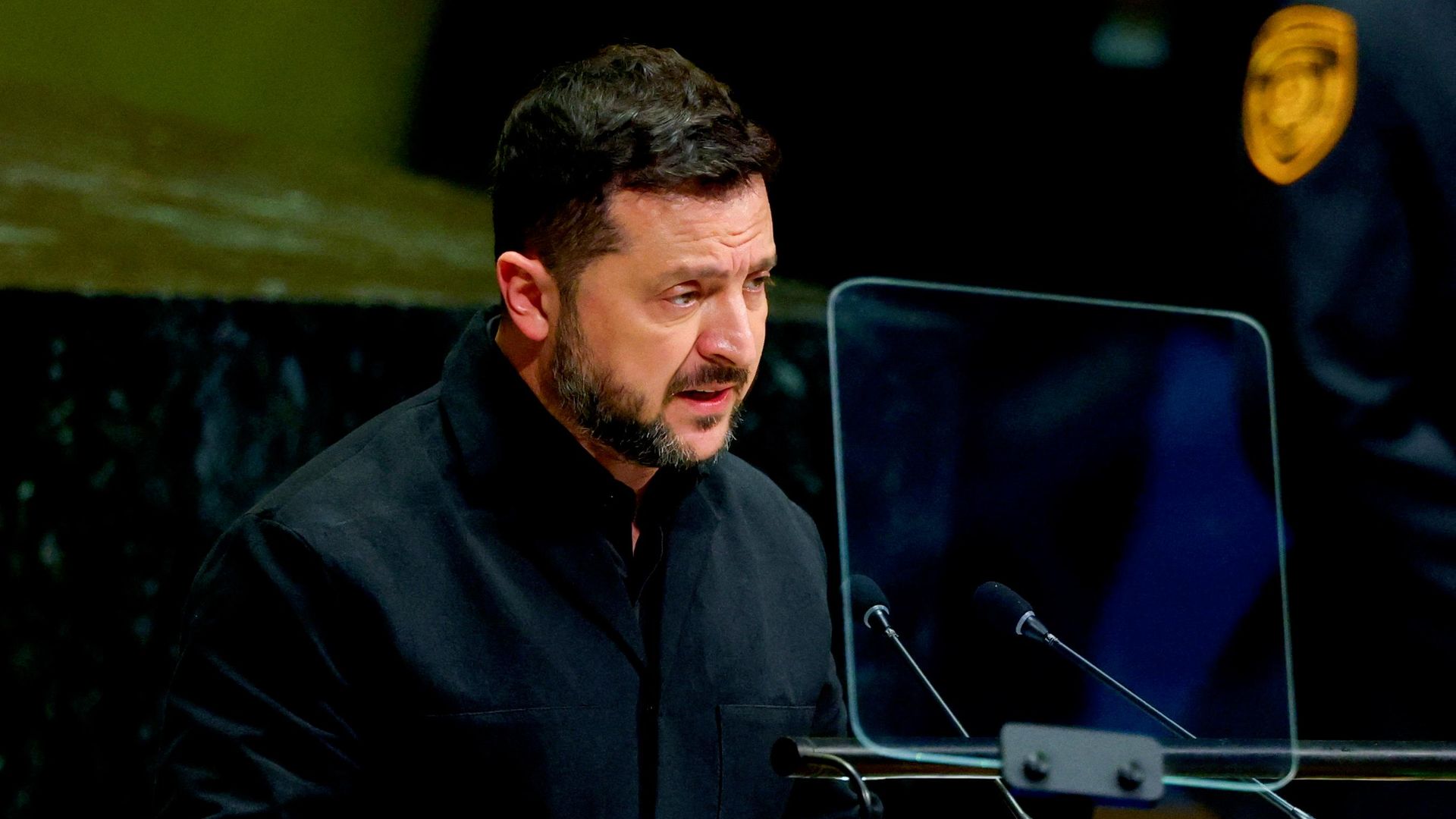 Зеленский заявил об отмене запрета на удары по российским НПЗ