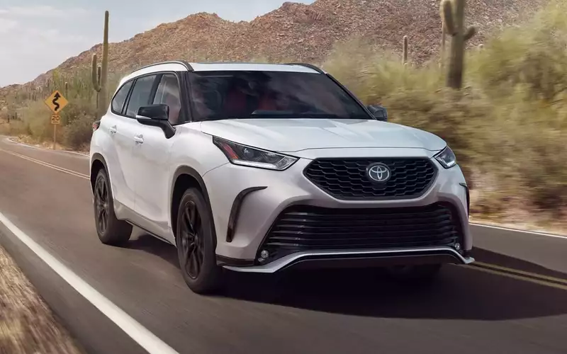 Новые Toyota Highlander из Китая продают в России от 4,9 млн рублей