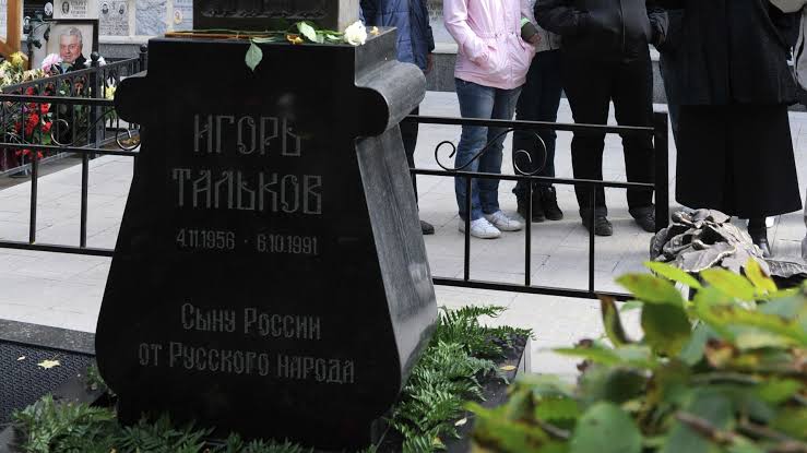 Как поклонники превращают могилы знаменитостей в места ритуалов и памяти