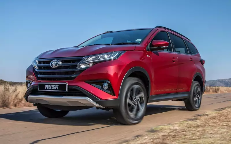 Toyota Rush привезли в Россию: семиместный кроссовер с задним приводом