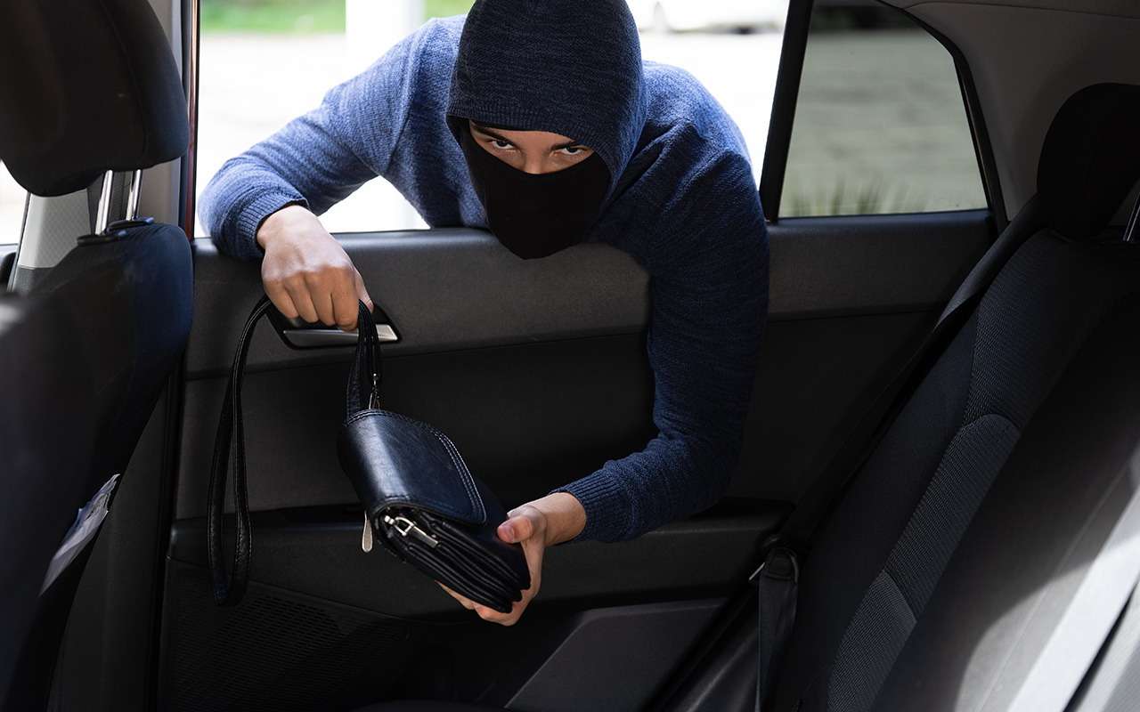 МВД предупредило о групповых кражах из автомобилей на парковках