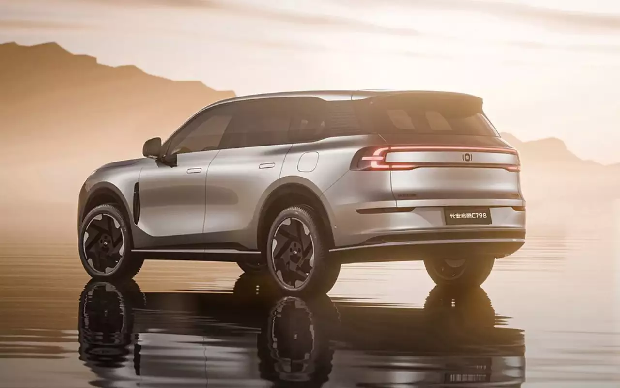 В Китае начались продажи обновлённого гибридного кроссовера Changan Nevo Q07