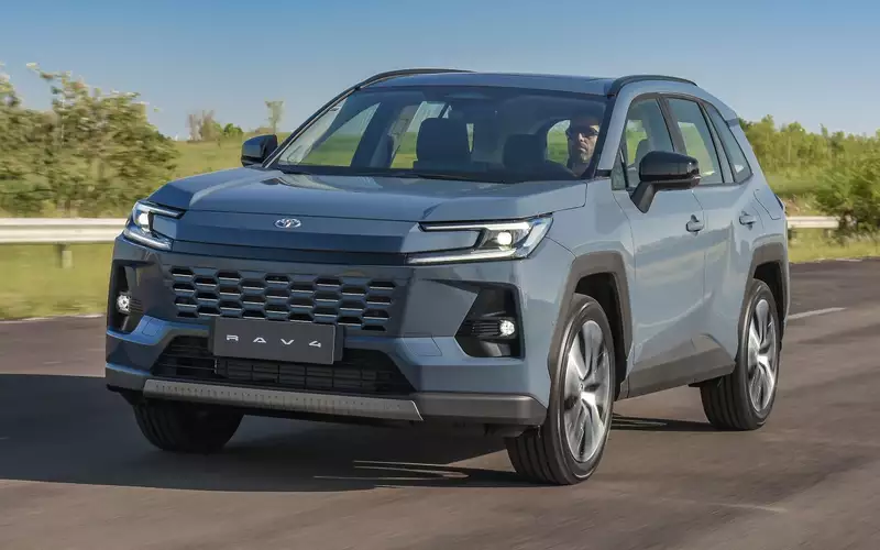 Новые Toyota RAV4 шестого поколения в России: цены начинаются от 3,9 млн рублей