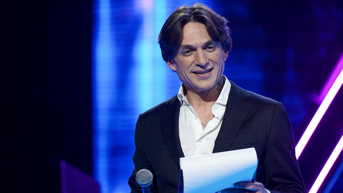 Влад Топалов показал новый образ с густыми усами