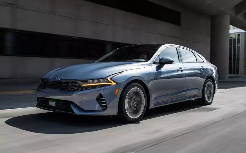 Новые Kia K5 в России продают по цене до 4,9 млн рублей