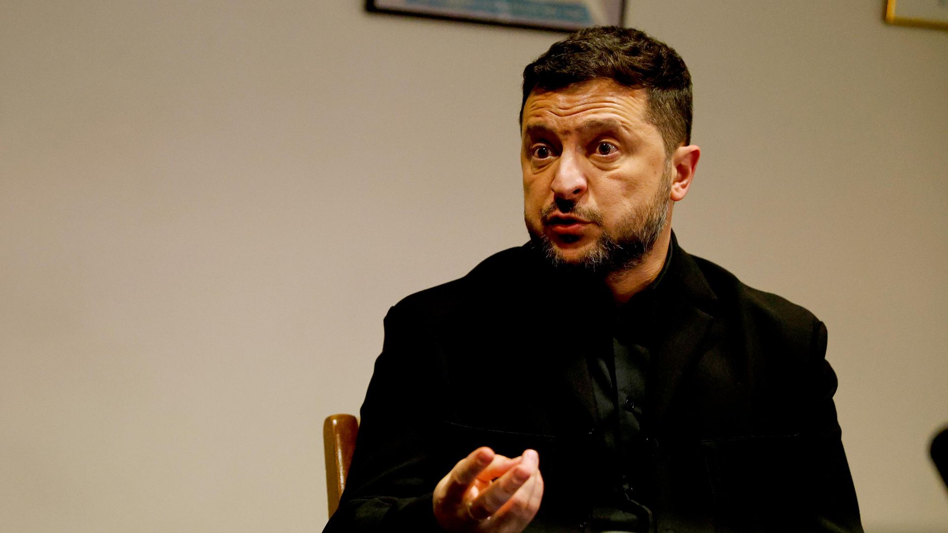 Зеленский отказался уходить в отставку и выступил против выборов на Украине