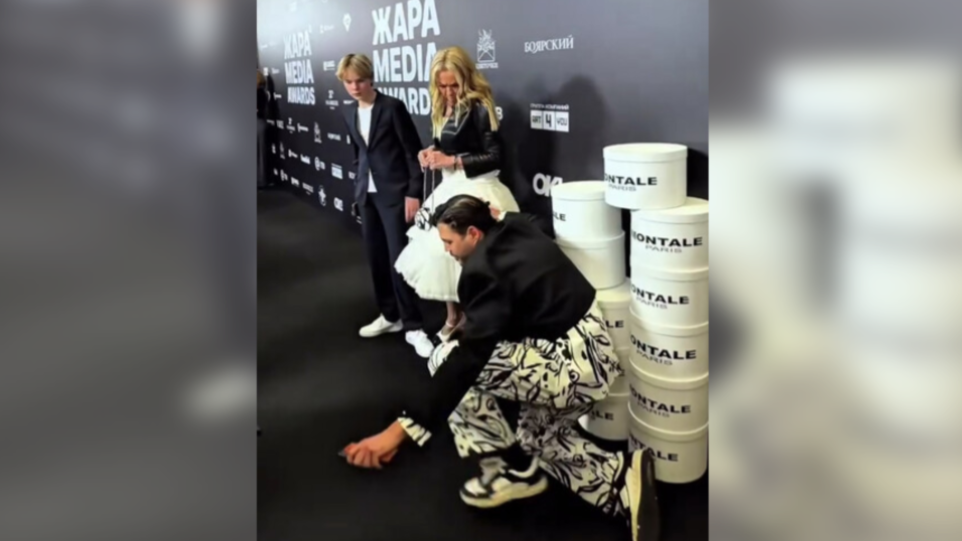 Яна Рудковская удивилась падению журналиста рядом с ней на премии «Жара»