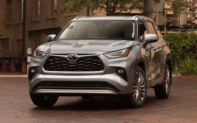 Toyota Highlander вернулся в Россию: цены и комплектации