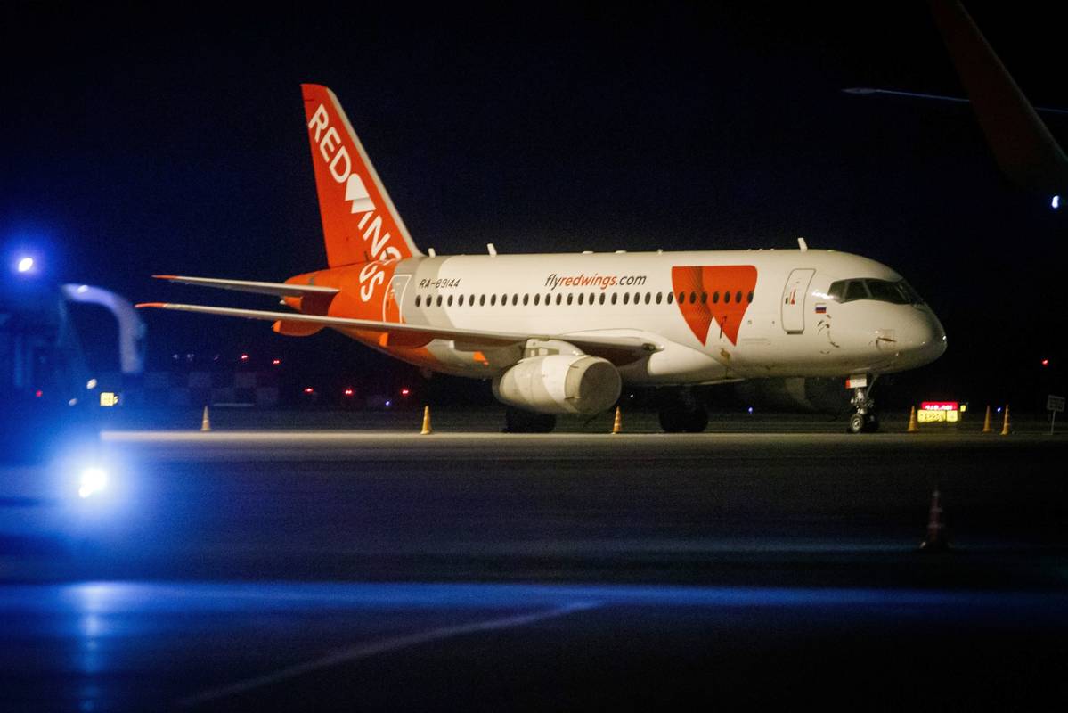 Рейс Red Wings из Нягани в Москву задержали на восемь часов из-за неполадок с Superjet