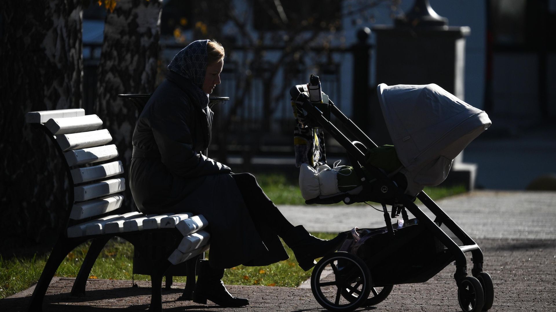 Работающим родителям досрочно выплатят пособие по уходу за ребёнком в ноябре