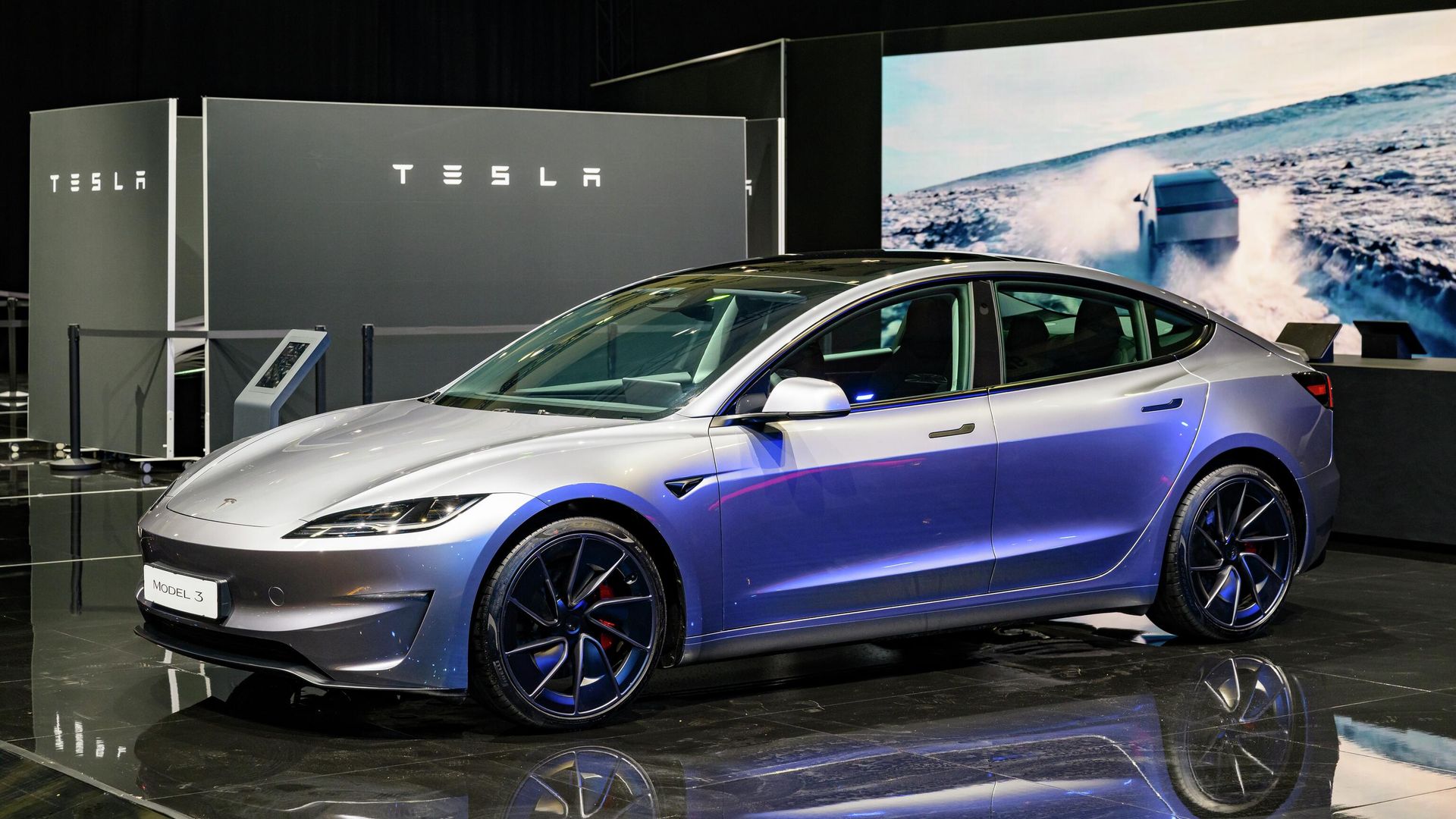 Tesla показала Roadster с ракетными соплами и прыжком через препятствие