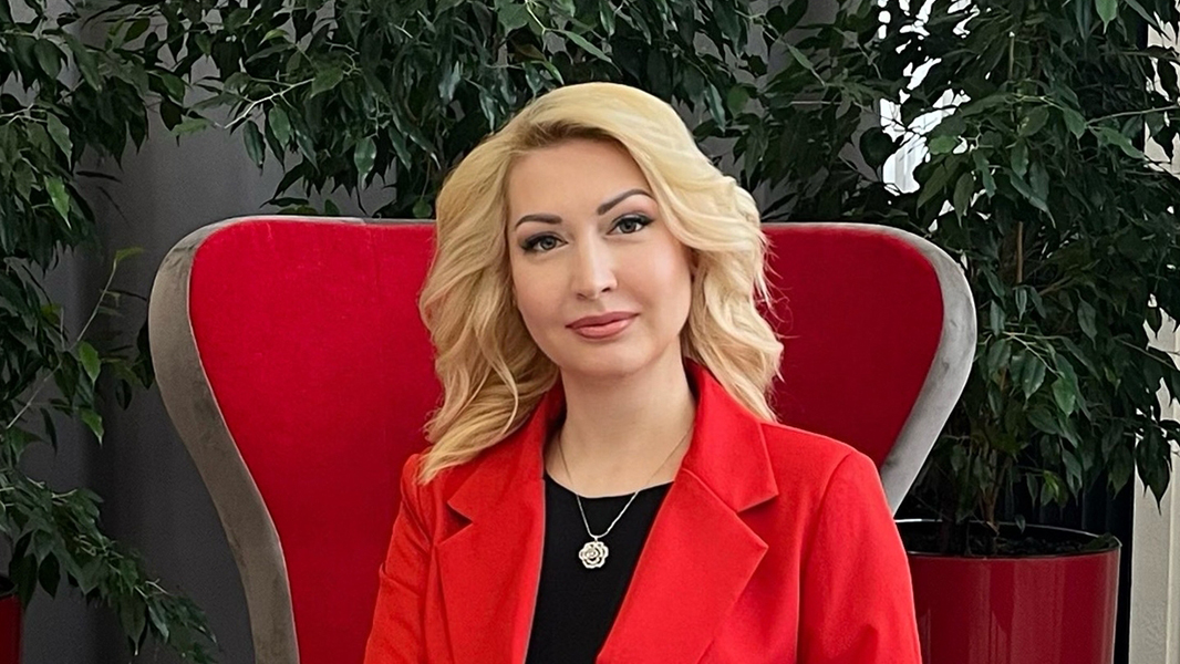 Юрист объяснила, кому могут грозить иски из-за мемов и дипфейков с Ларисой Долиной