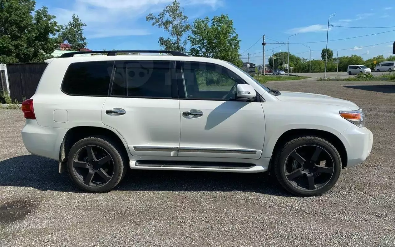 В Хабаровске продают Toyota Land Cruiser 200 с пробегом 2700 км