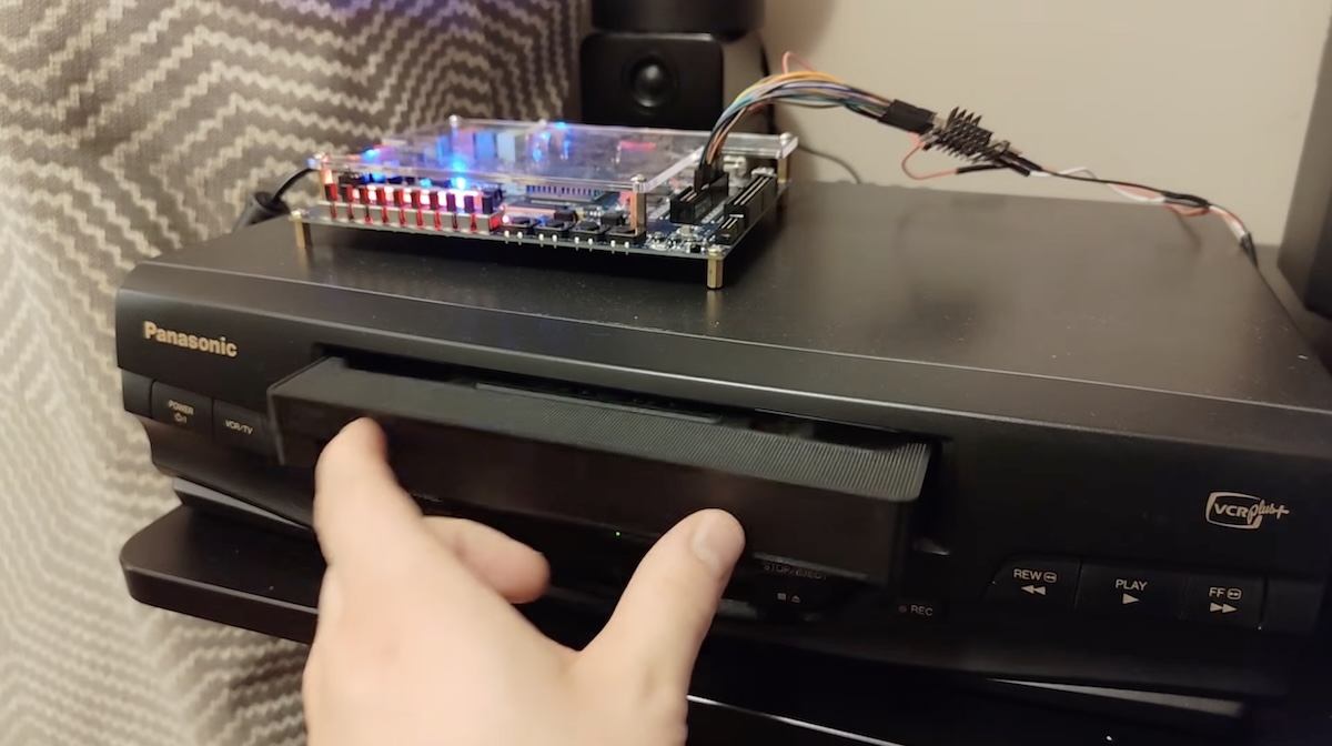 Энтузиаст создал игровую систему на базе VHS-кассет