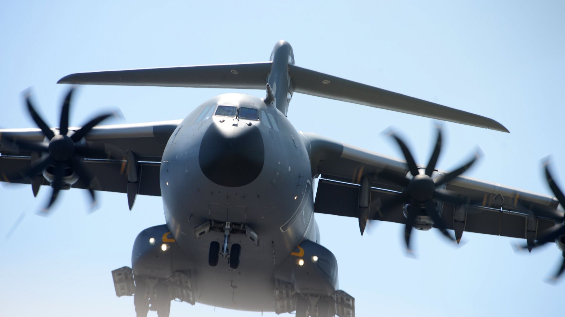 Военный Airbus A400M Британии сел в Борнмуте после почти трех часов аварийного сигнала