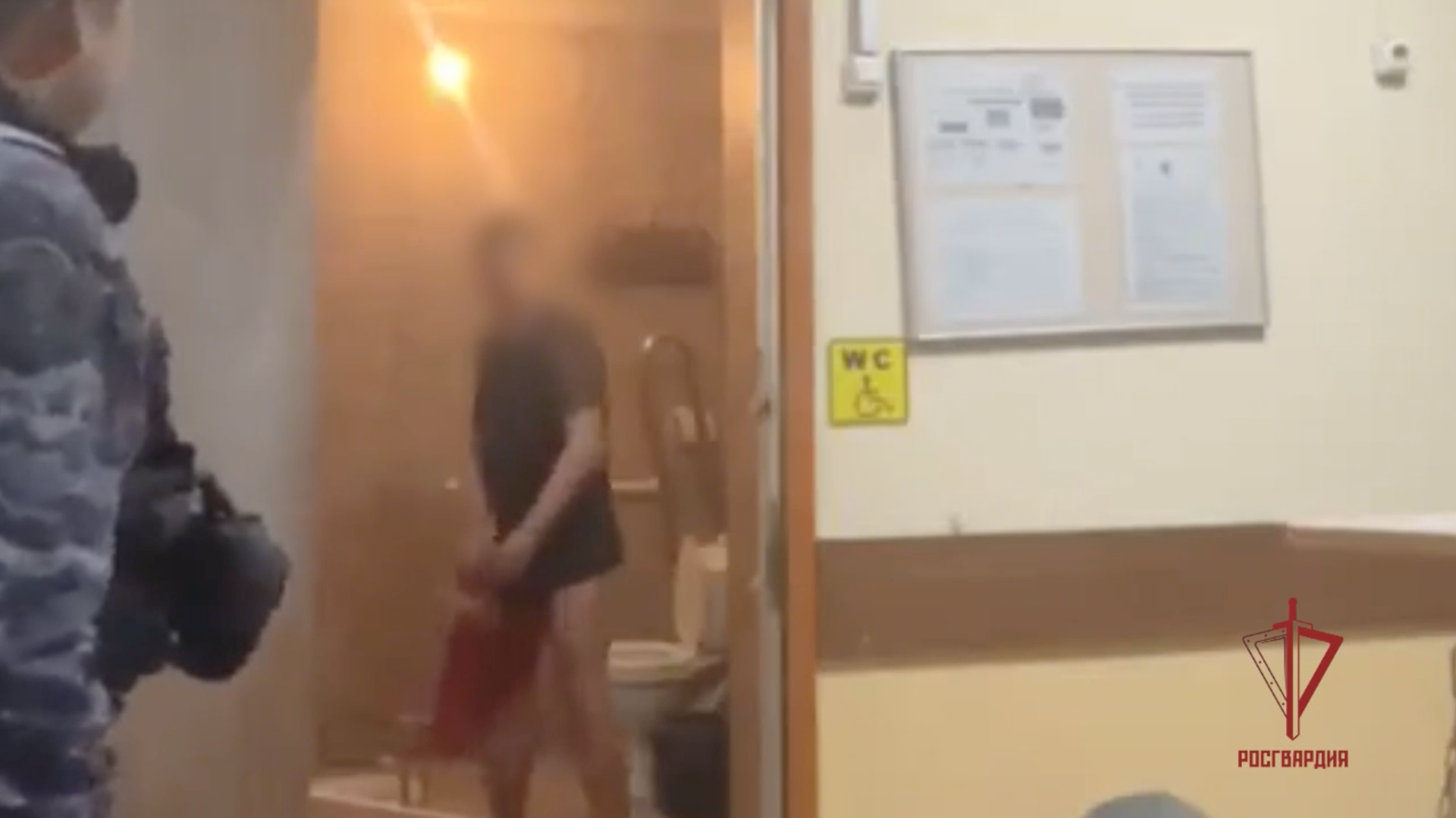 В Ивантеевке пьяный мужчина проник в школу и распылил огнетушитель на росгвардейцев