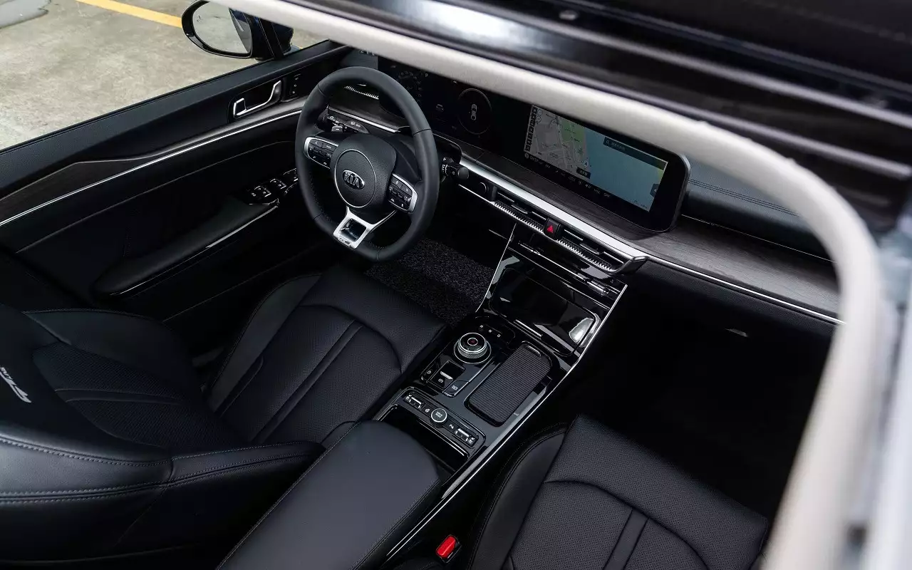 Новые Kia K5 в России продают по цене до 4,9 млн рублей