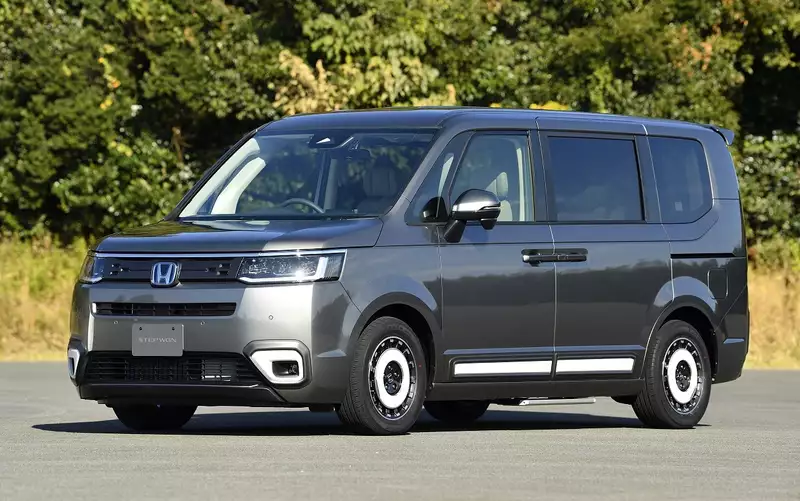 Honda Stepwgn начали привозить в Россию: цены стартуют с 2,6 млн рублей