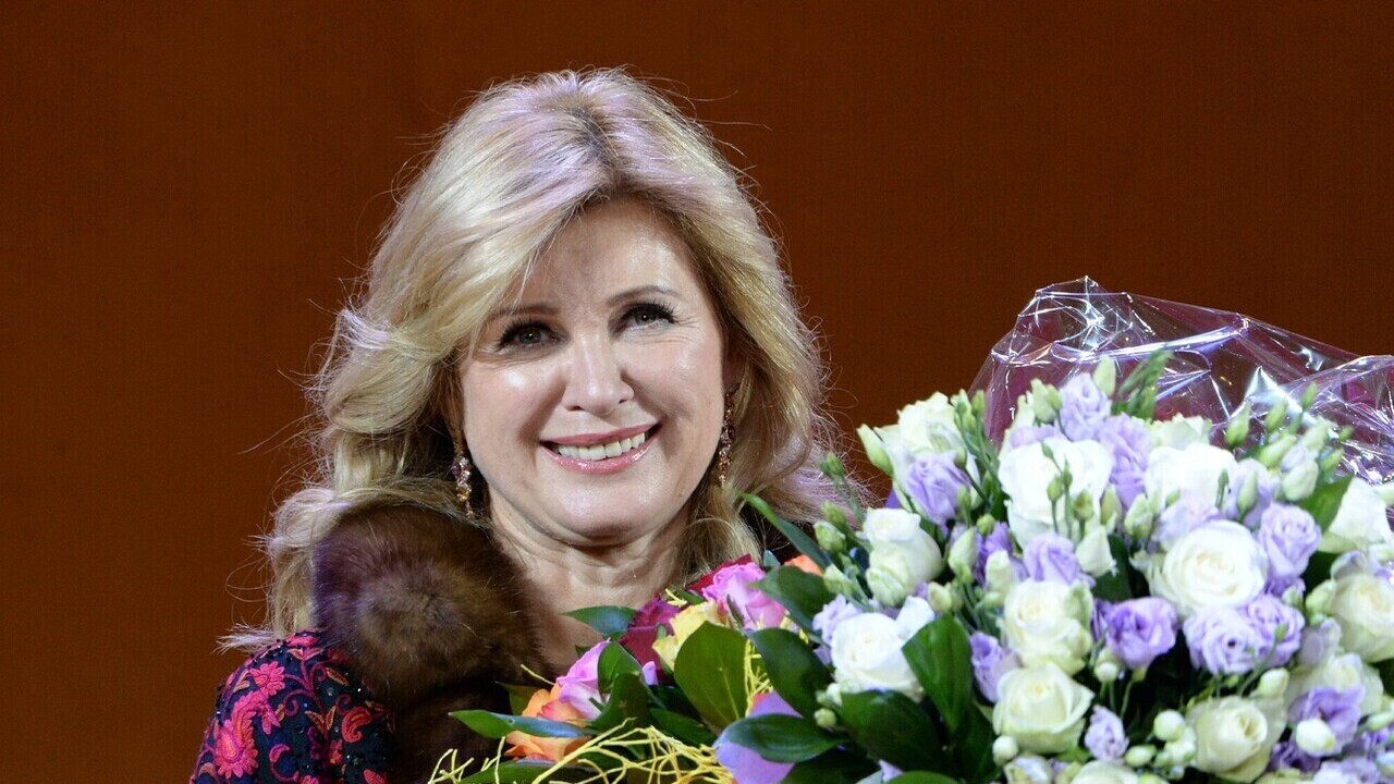 Вика Цыганова в 63-летие опубликовала редкое фото с мамой