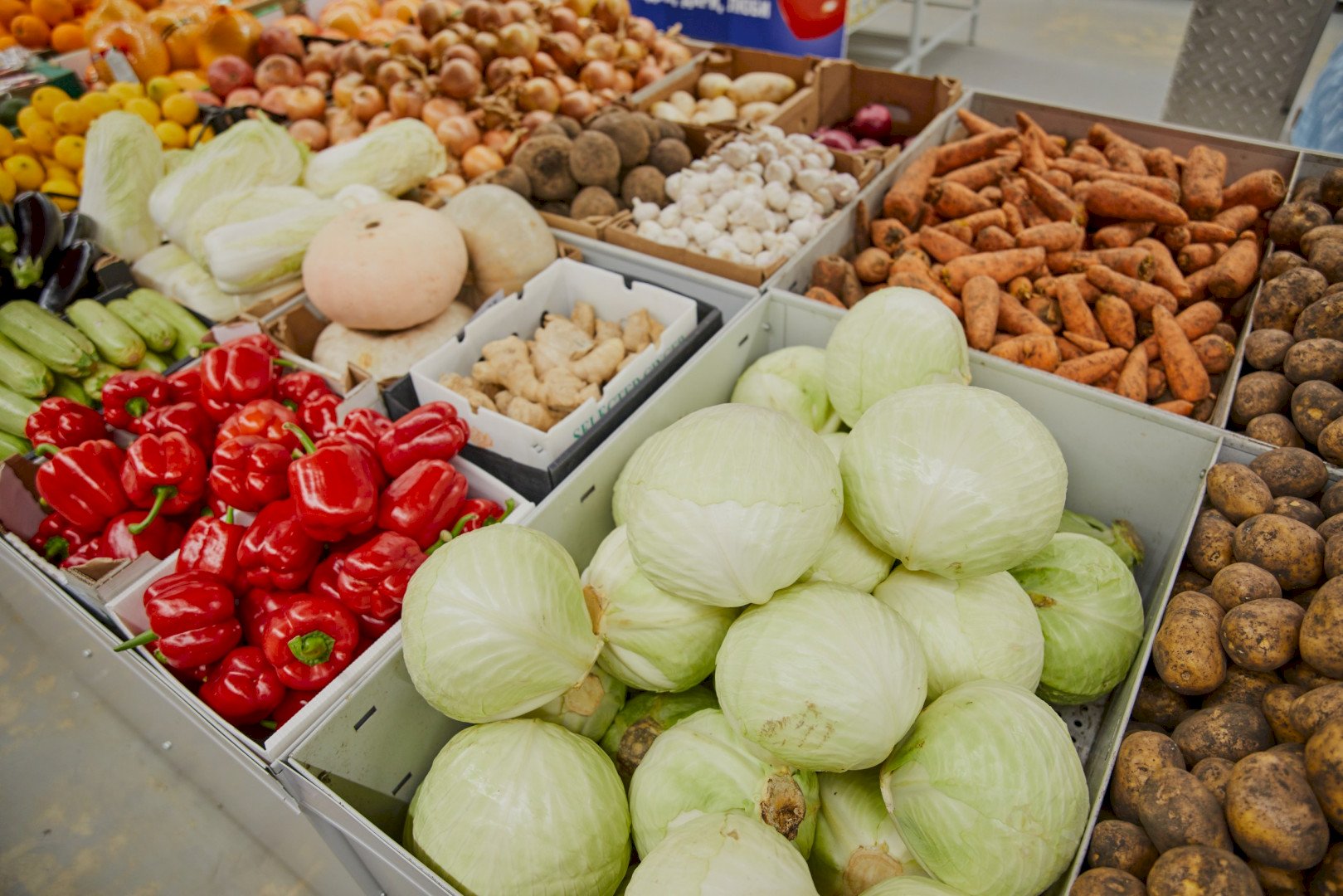 Социально значимые продукты в сетях подешевели на 1,6% за год