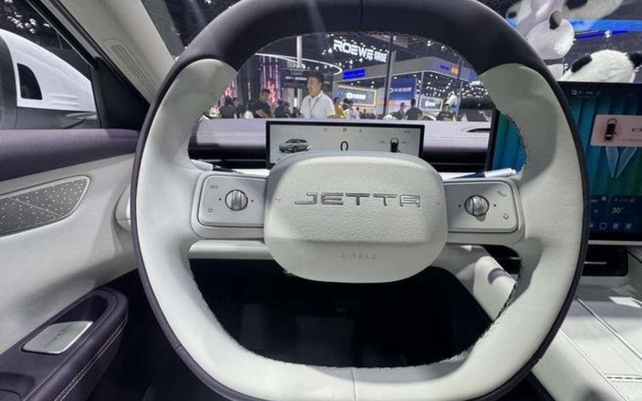 Электрический седан Jetta M6 вышел на рынок Китая по цене от 975 тысяч рублей