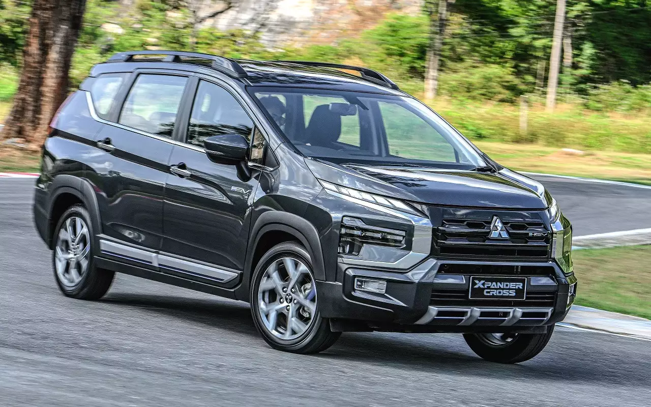 Mitsubishi Xpander начали привозить в Россию из ОАЭ по цене от 2,4 млн рублей