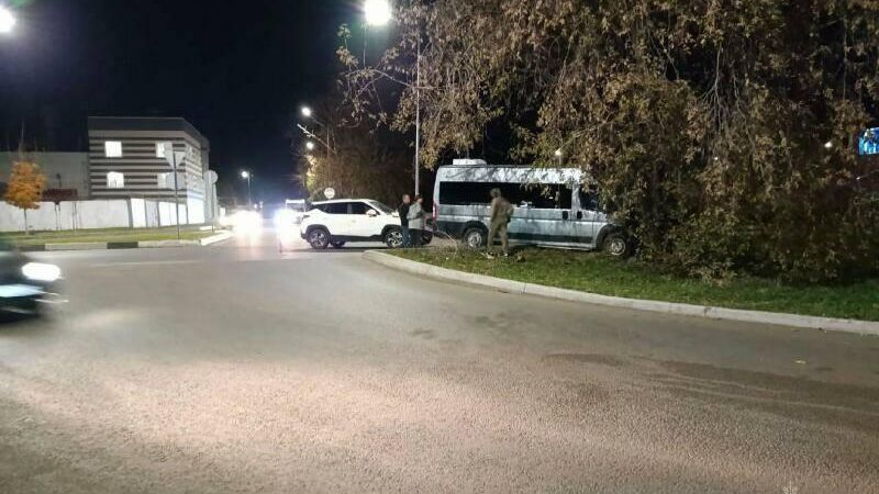 В Набережных Челнах при столкновении микроавтобуса с легковушкой пострадали более 10 человек