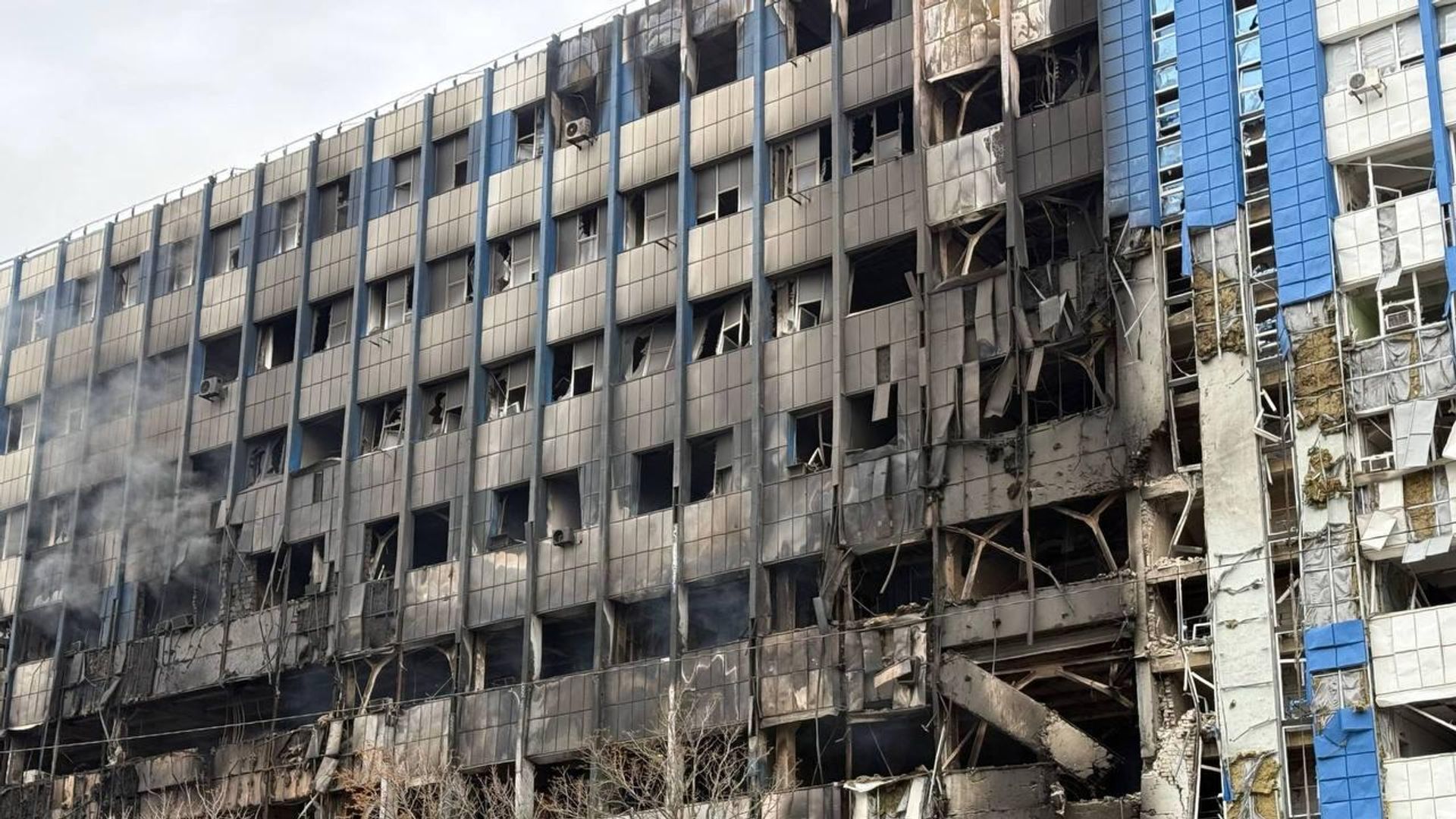 В ЛНР сообщили об атаке на здание телефонной компании и гибели трёх человек