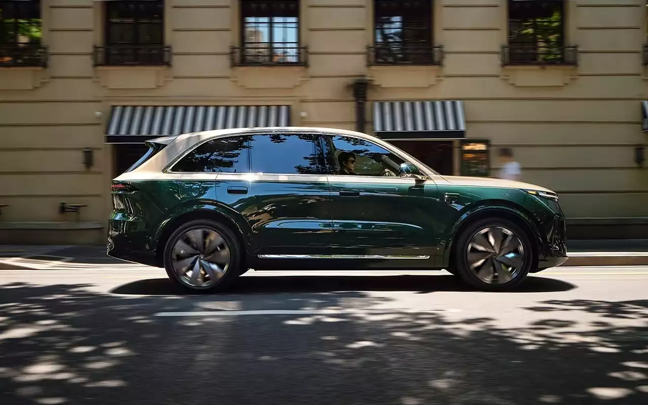 Li Auto раскрыла цены на флагманский гибридный кроссовер Li L8 в России