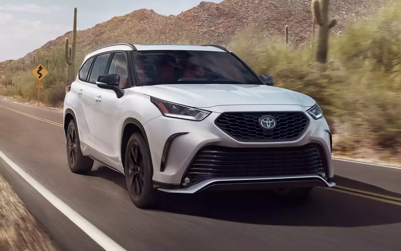 Новые Toyota Highlander из Китая продают в России от 4,9 млн рублей